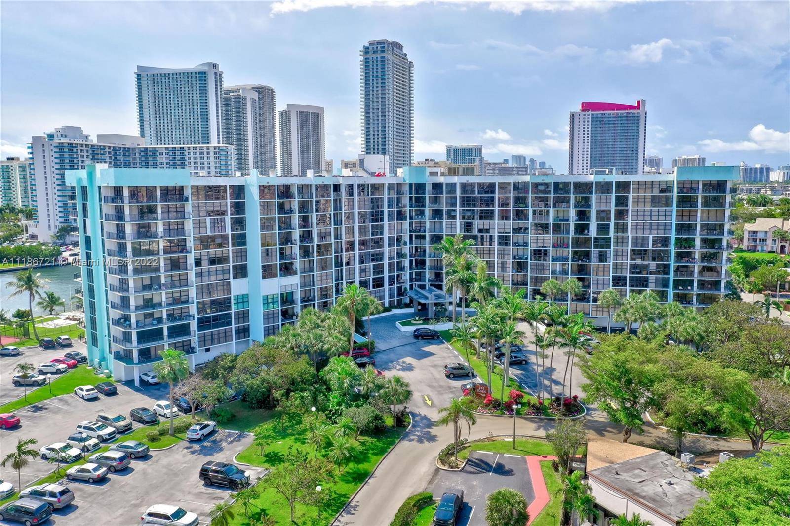Gorgeous 2 2 Condo only 5 minutes from the beach, restaurants, entertainment and so much more.