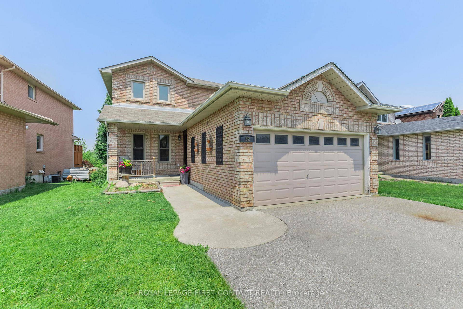 This 3 bed, 2. 5 bath, 2, 067 fin sq ft 2 storey family home is conveniently located for commuters with two car pool lots, HWY 400 and the Allandale ...