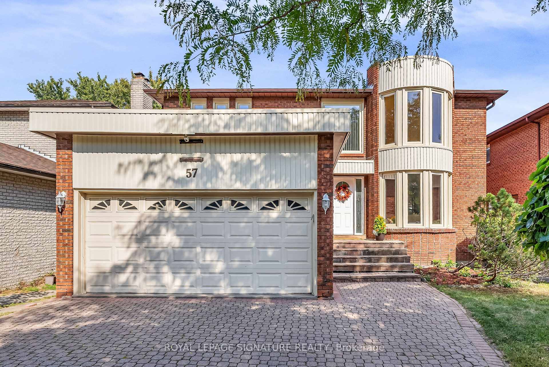 Super spacious, 2800 1585 sf executive family home featuring a main floor family room, convenient main floor laundry, a walk out lower level, and a beautifully renovated 5 piece ensuite.