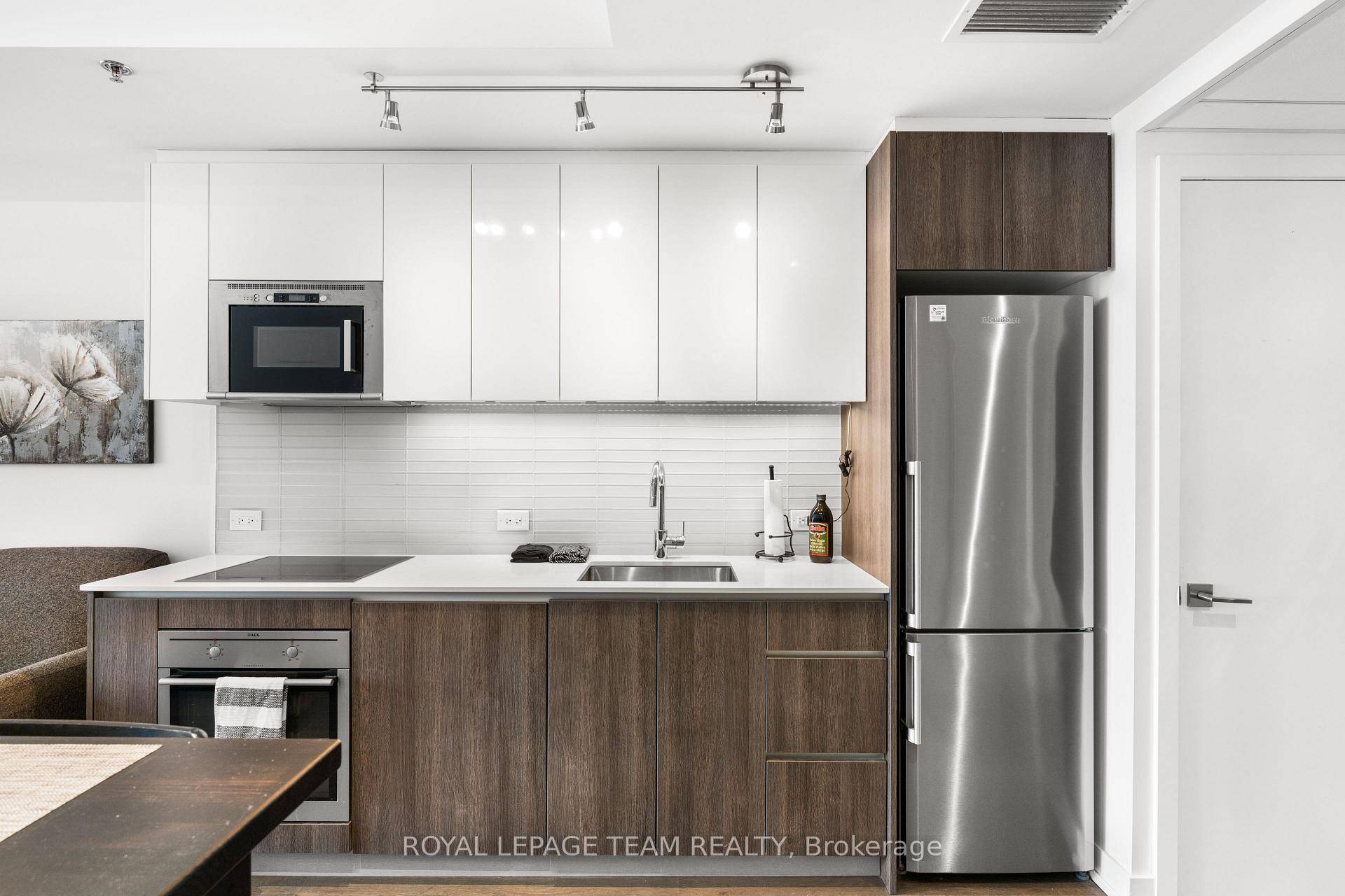 The Slater is one of Ottawa's most sought out condominium buildings in the heart of downtown Ottawa, boasting an elegant and modern design in a convenient location.