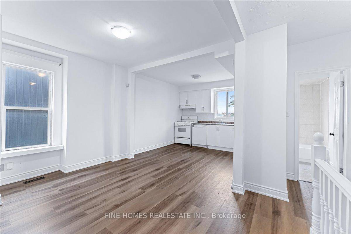 Beautiful 2 bedroom, 1 bathroom 2nd floor apartment in a central location.