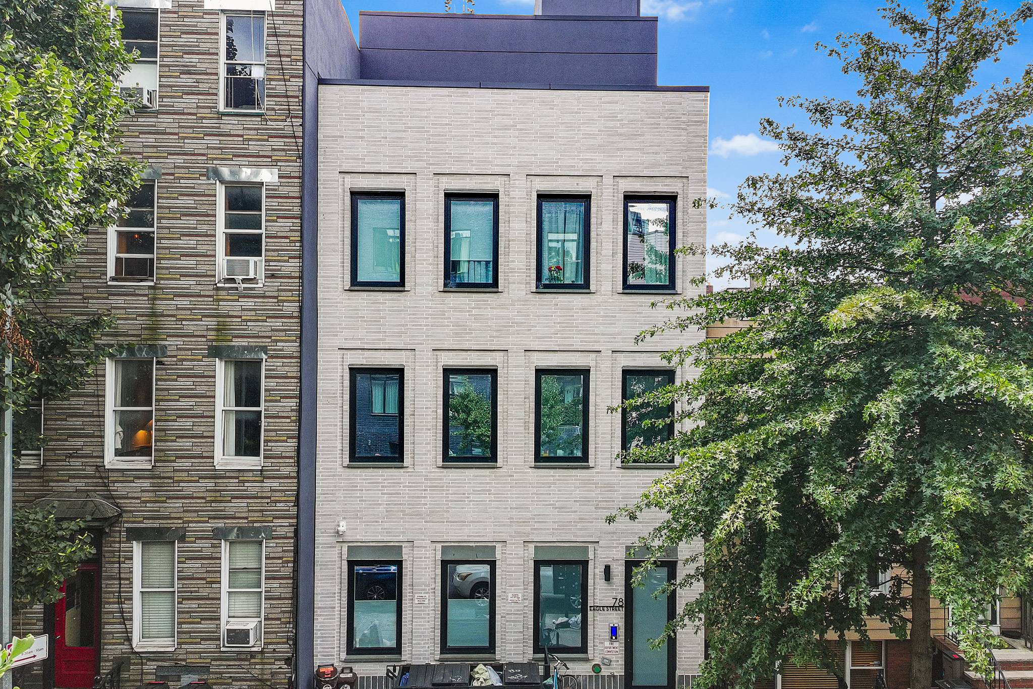 Don t miss this rare opportunity to own a unique townhouse sized duplex condo in a 2020 building, in trendy and sought after northern Greenpoint.