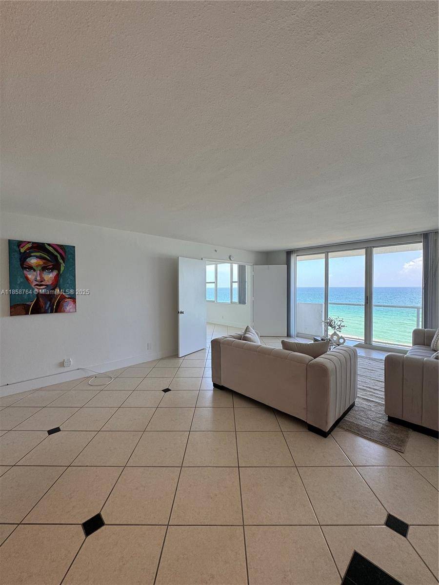 Fabulous, spacious Corner Unit Front Ocean 2 2.