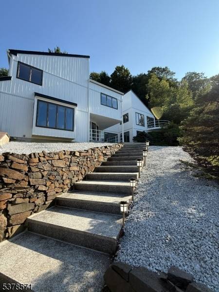 Welcome to this spacious and modern 4 bedroom, 3.