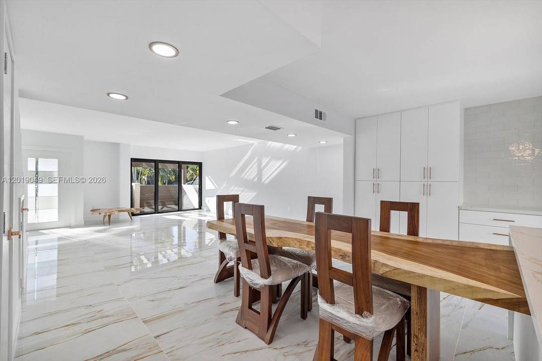 Exquisitely modern and totally renovated two story townhouse on great location.