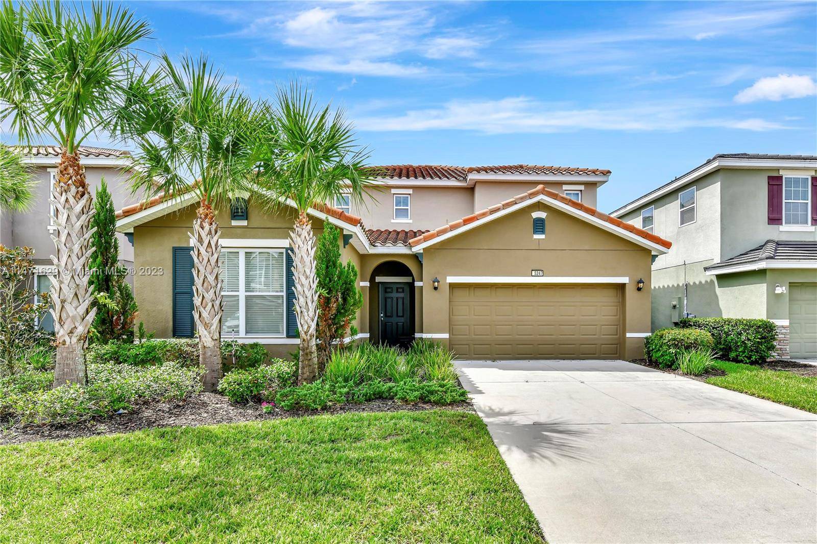 Located next to the Clubhouse in the Wildwood community of Davenport, this house built in 2020 features 6 bedrooms, 5.