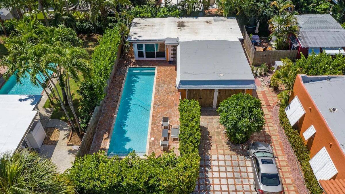 NO HOA, NO RESTRICTIONS Timeless Palm Beach Elegance Reimagined in Flamingo ParkStep into the perfect blend of historic charm and modern livingwith this beautifullyrestored 1925 Key Mission Revival estate in ...