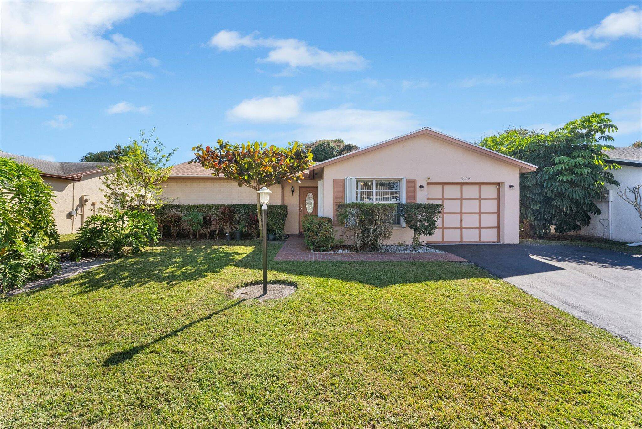 Beautiful open concept home within the great 55 community, Lucerne Homes East.