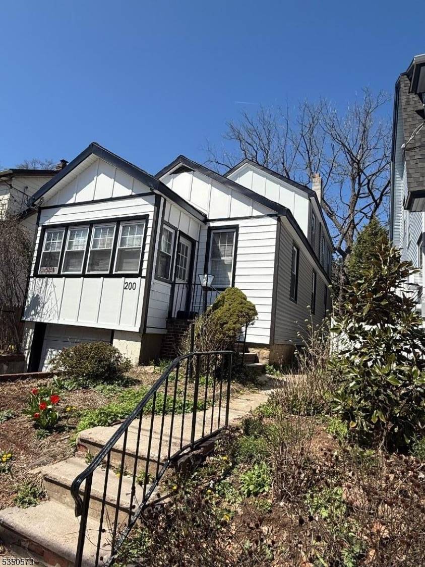 Nice cozy 3 bedroom house in a great area.