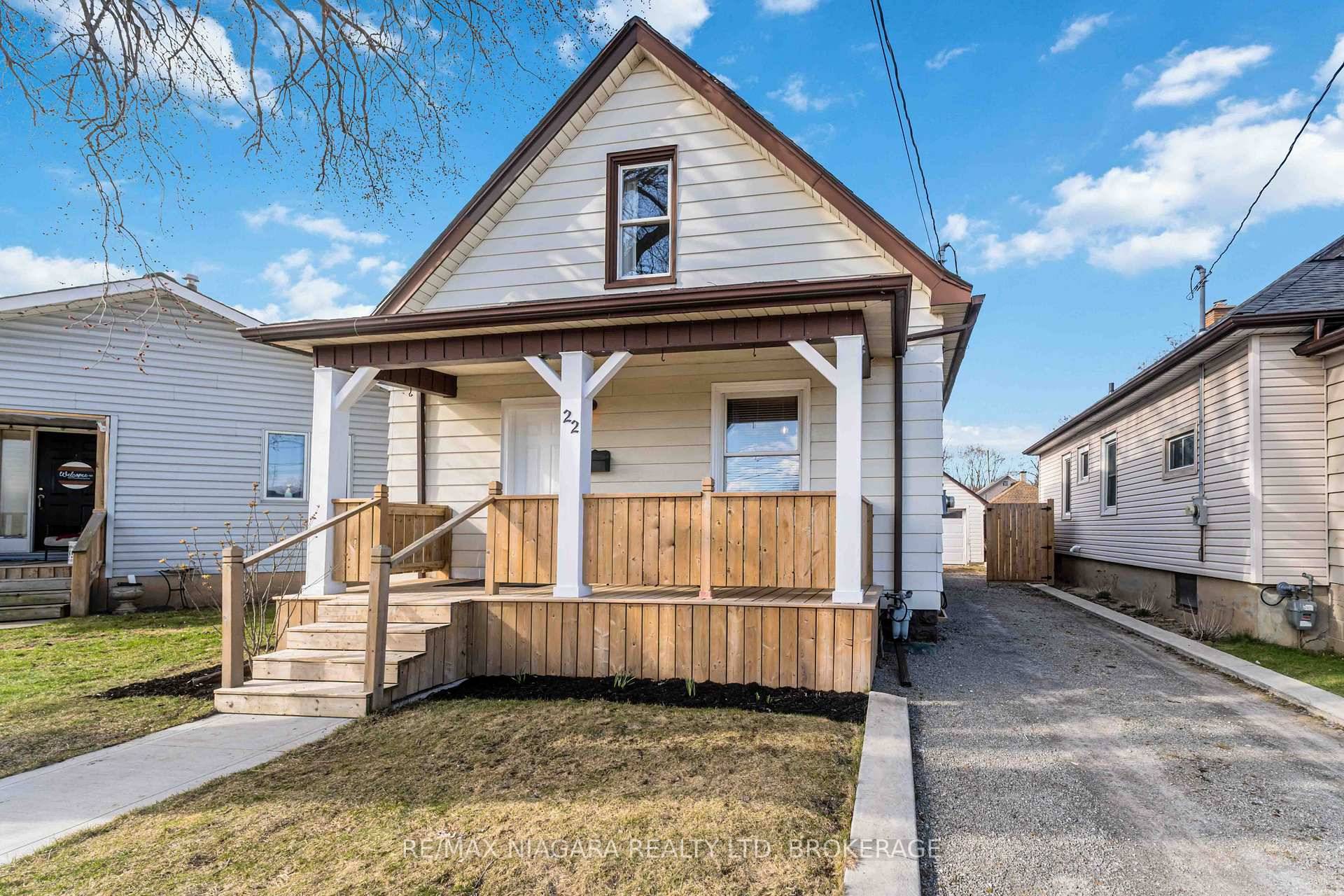 eautifully Updated 1. 5 Storey Home Tucked away on a Lovely Private Street Convenient Location for Commuters with Easy QEW Access in Developing Location just 5 Minutes drive to everything ...