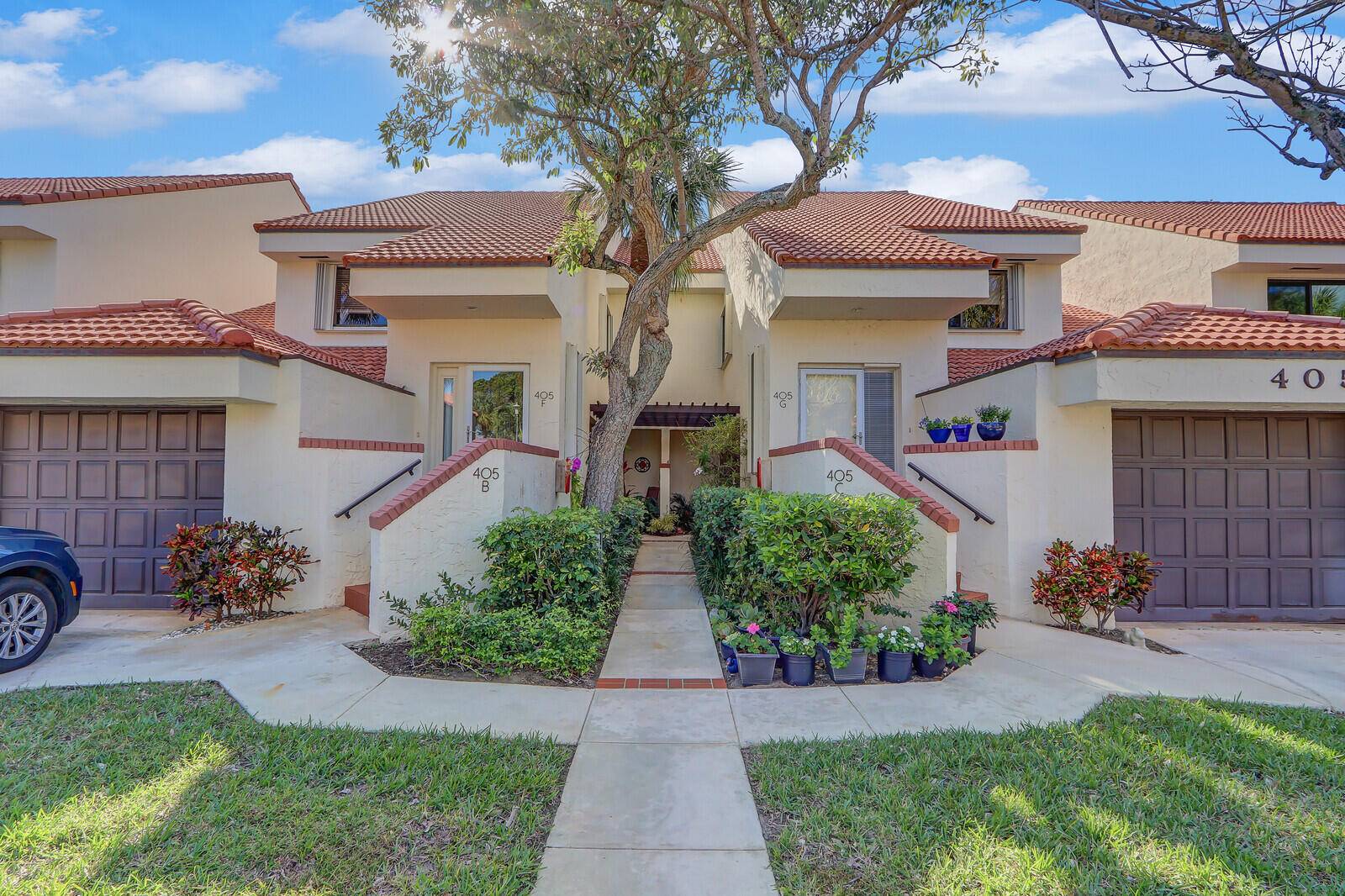 Escape to Paradise with this stunning 2 2 1 in the heart of Juno Beach.