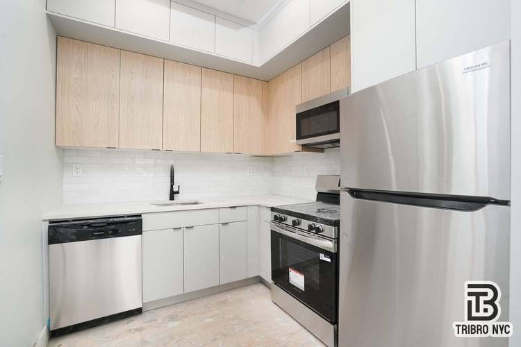Stylish amp ; Sunny 2BR 2BA Duplex in Prime WilliamsburgExperience elevated Brooklyn living in this bright and modern 2 bedroom, 2 bath duplex, perfectly located in the heart of Williamsburg.