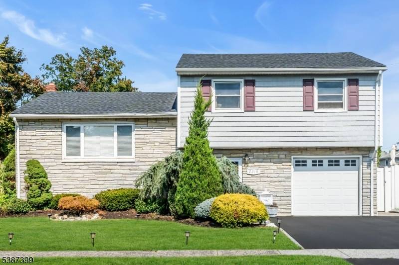 Welcome to this turn key split level home in the heart of the Sunnyside section of Linden, New Jersey.