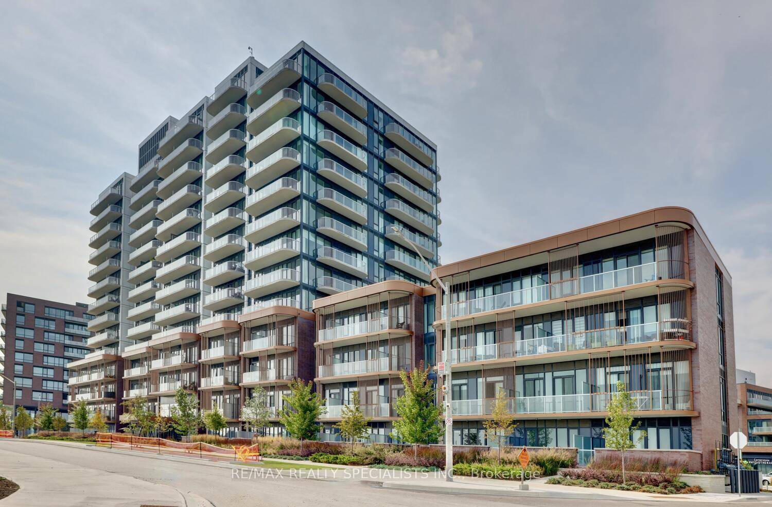 Gorgeous corner suite apartment approximately 832 square feet featuring 9 foot ceilings, 2 bedrooms, 2 bathrooms, 2 parking, one locker and located at the sought after new waterfront community Brightwater ...