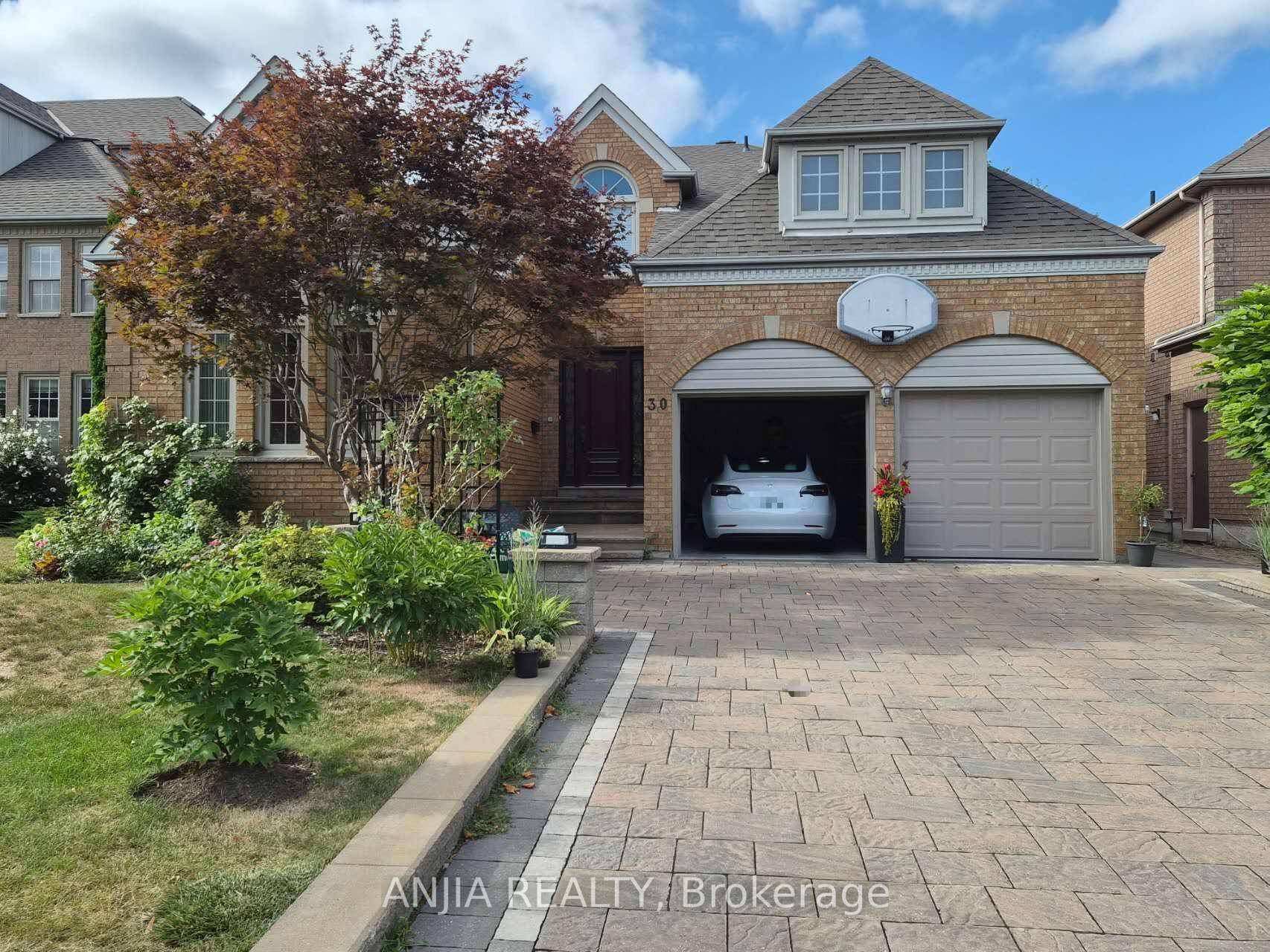 Discover a Gorgeous home in the desirable Unionville community, just a 5 minute drive from both William Bezcy Public School and Unionville High School.