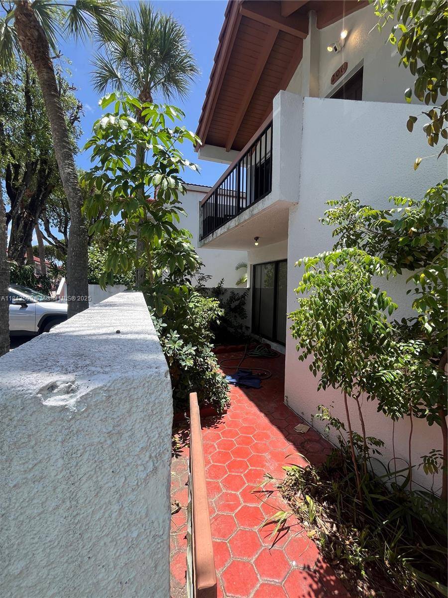 Beautifully Remodeled 2 Bed, 2 Bath Condo in the Heart of Kendale Lakes !