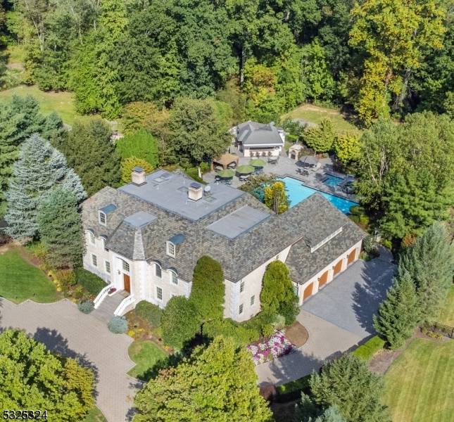 Country club living in your own backyard !