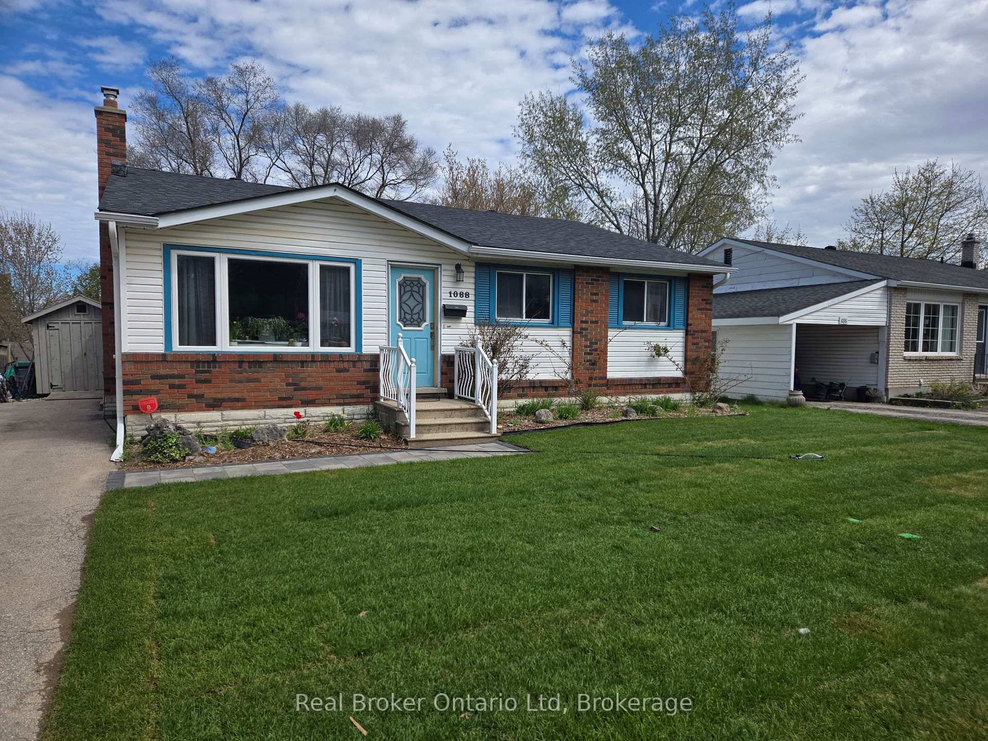 East Hill Convenient ! Spacious 3 1 Bungalow.