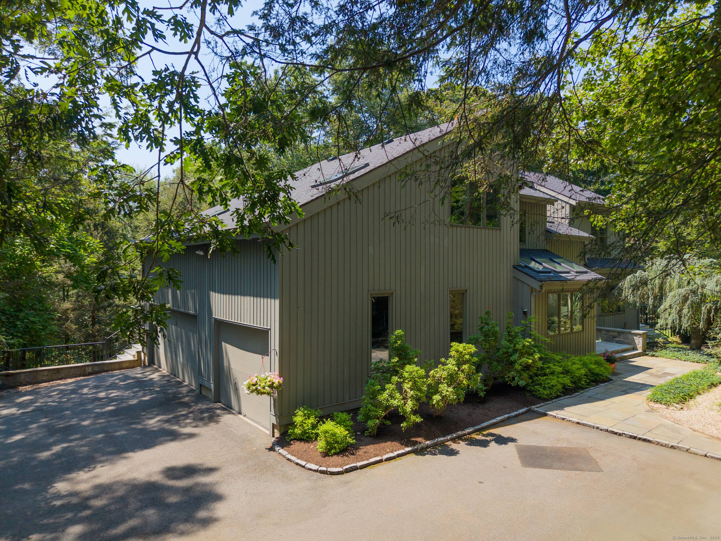 Stunning 5 Bedroom Contemporary Retreat on 2.