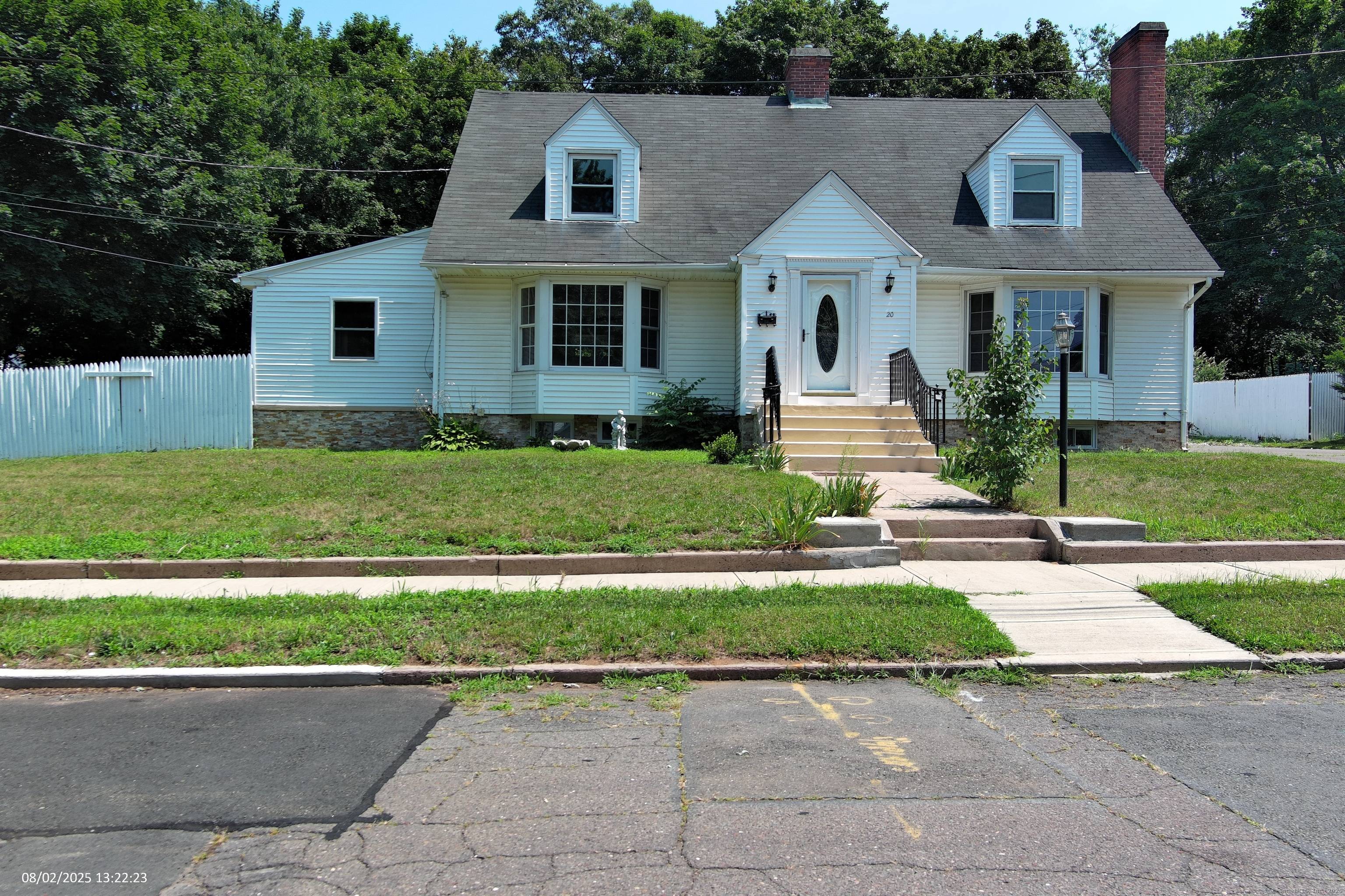 Fully renovated house, great living area open space, big garage space and fully renovated finished basement.