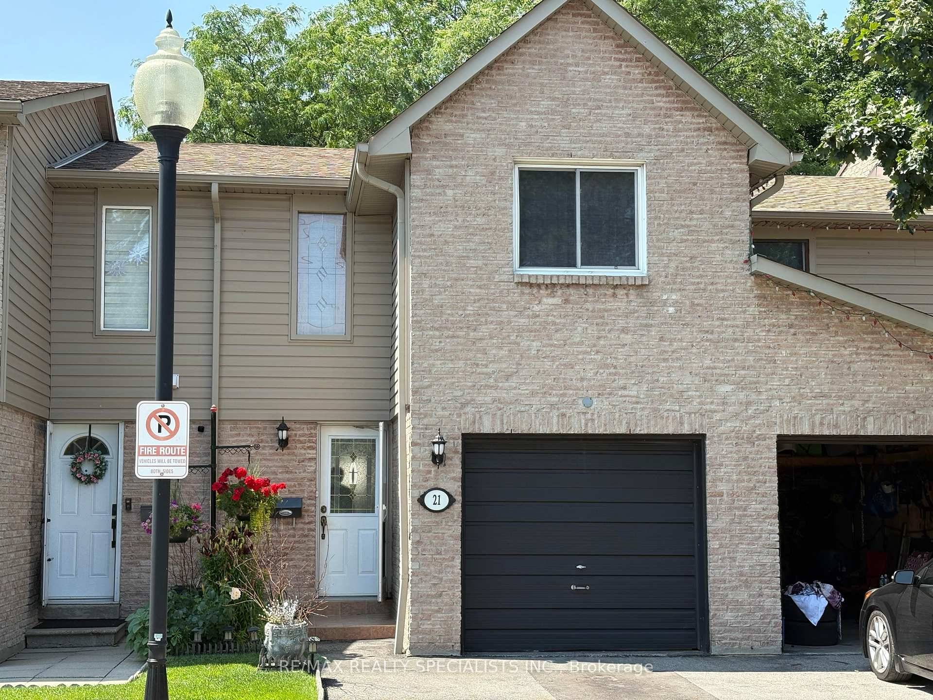 Discover Exceptional Value In This Renovated and Updated Townhome in the Sought After Cooksville Neighborhood.