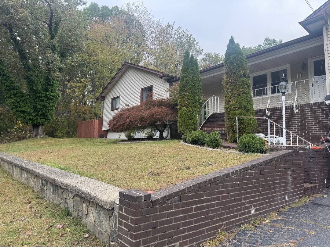 Close to Route 15 and Main Street shopping and restaurants !