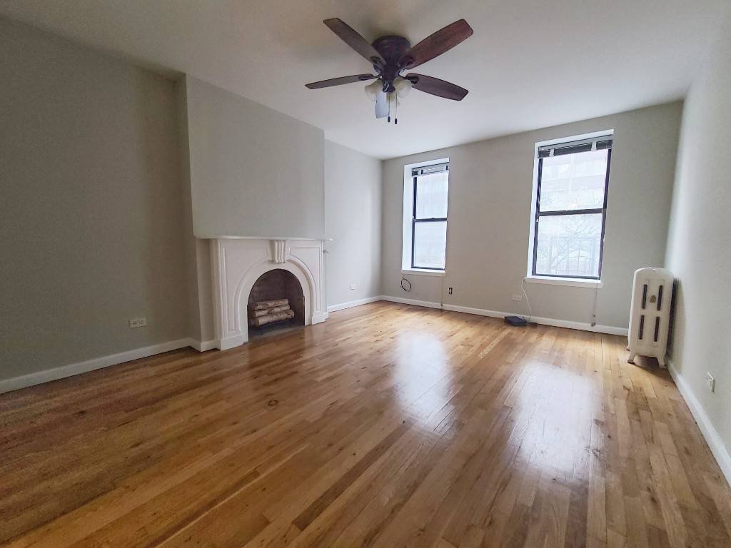 Just listed ! This apartment will be gone this week !