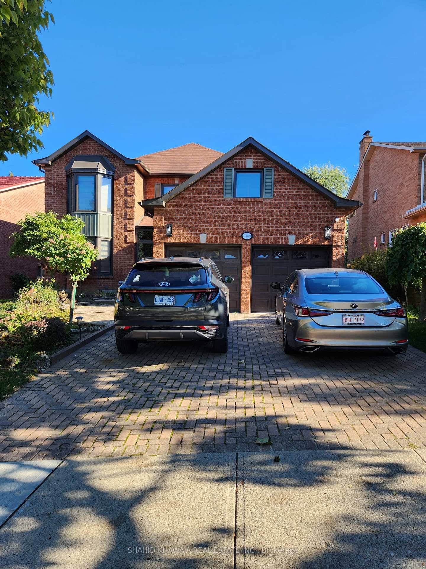 This Bright And Spacious Legal Basement Apartment, Perfectly Situated In The Sought After Sheridan Community, Is A Modern Space That Home Owners Can Enjoy !