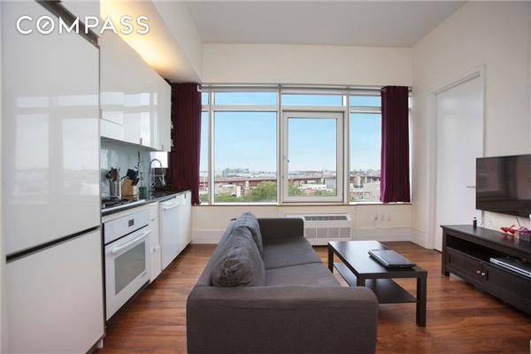 Bright and sunny south facing 1 bedroom with stunning views is available at 1 Vernon Jackson, a boutique condo in the heart of Long Island City !