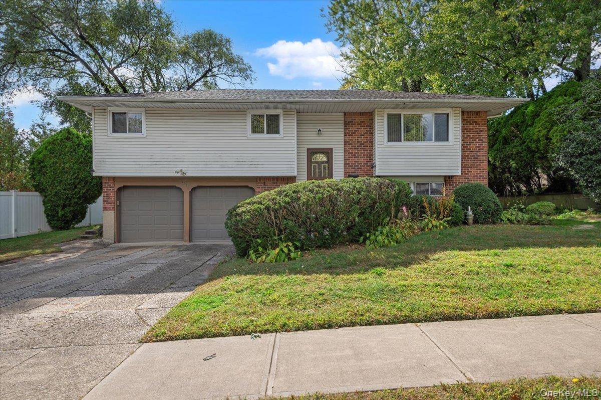 Don t miss this exceptional opportunity to own a spacious 4 bedroom home in the highly sought after Jericho School District.