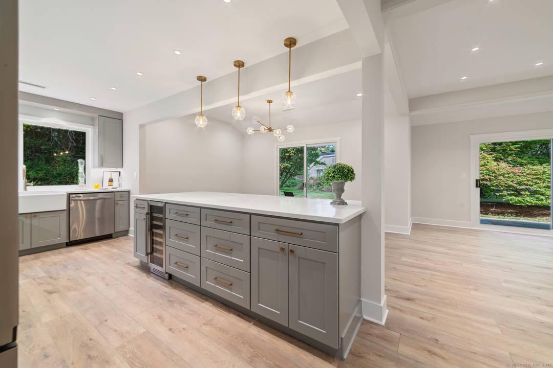 Welcome home to a professionally remodeled 3 bed 2 bath condo that perfectly blends modern elegance w everyday comfort.