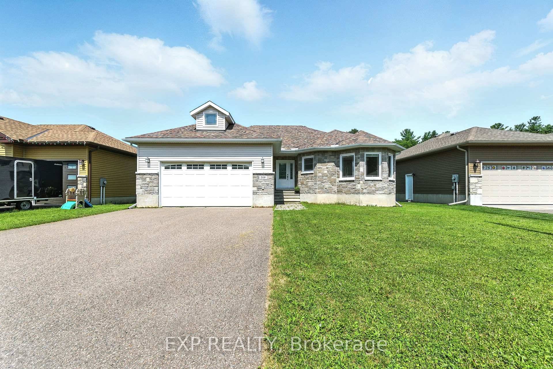 Modern comfort in one of Renfrew's newest and most desieable neighourhoods !