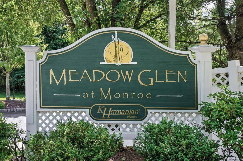 Beautiful Townhouse Style Condo located in the sought after Meadow Glen of Monroe.