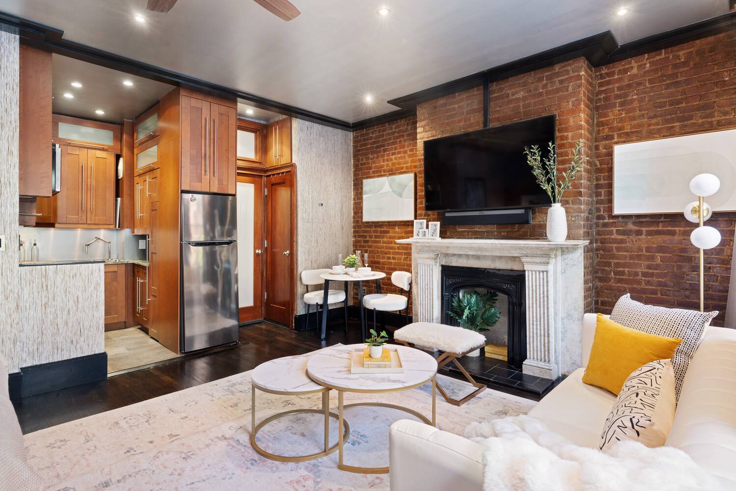 This stylish co op in the heart of Hell's Kitchen moments from the Theater District combines loft like volume with modern design.