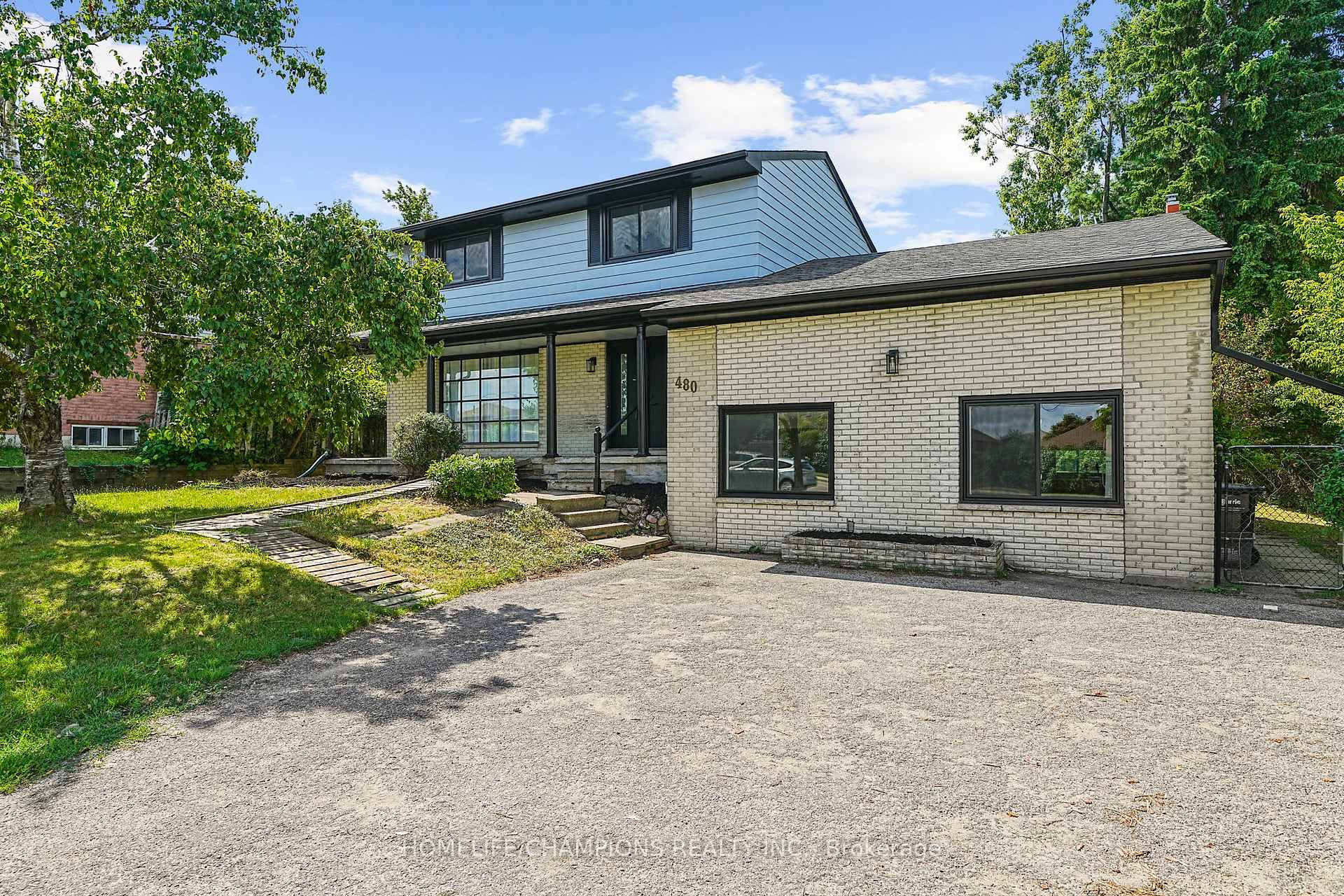 Bright 4 bedroom home for lease in Barries north end.