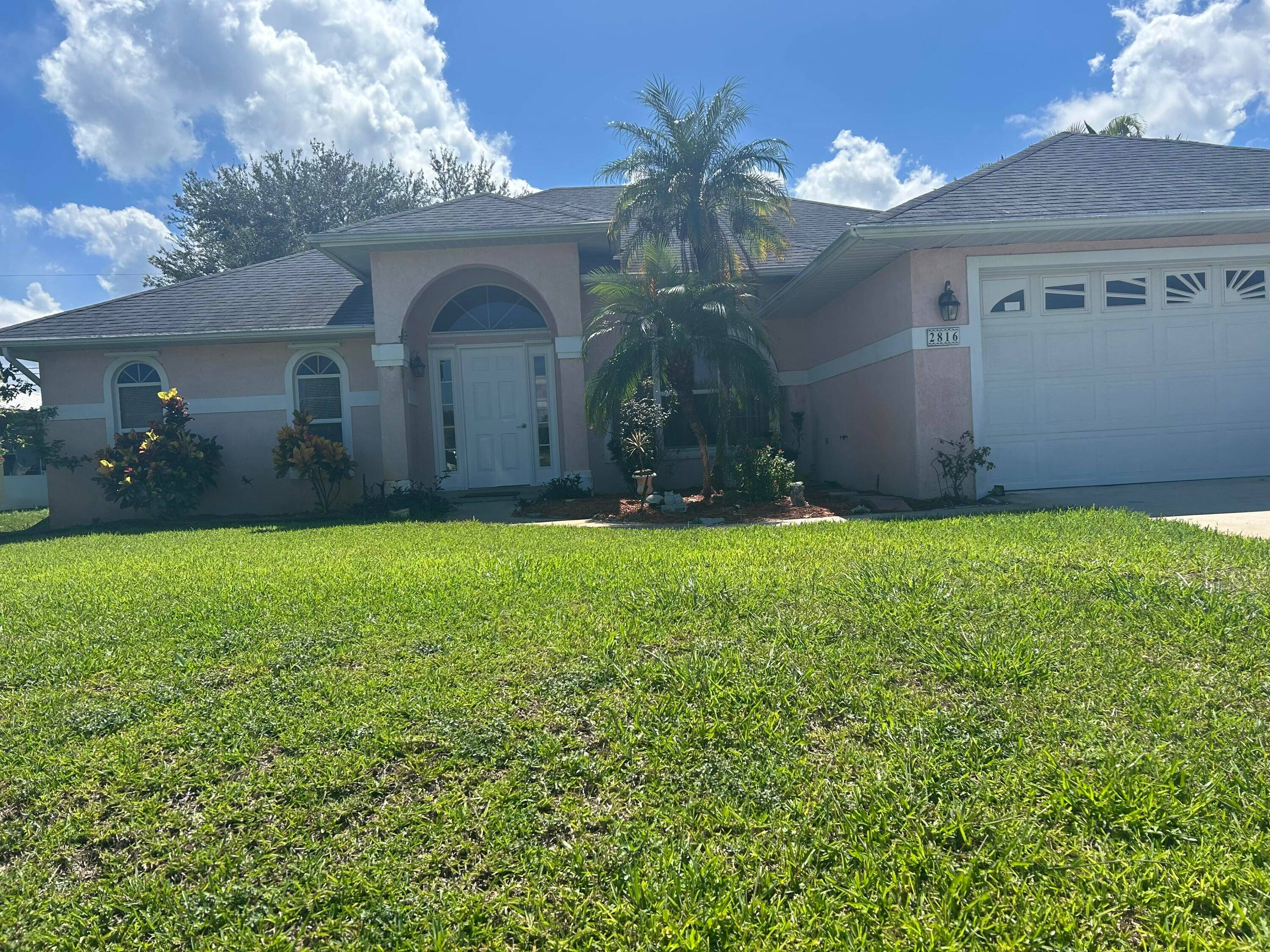 This 3 bedroom plus den 2 bath CBS construction screened in pool home is located in the highly sought after community of Southbend.