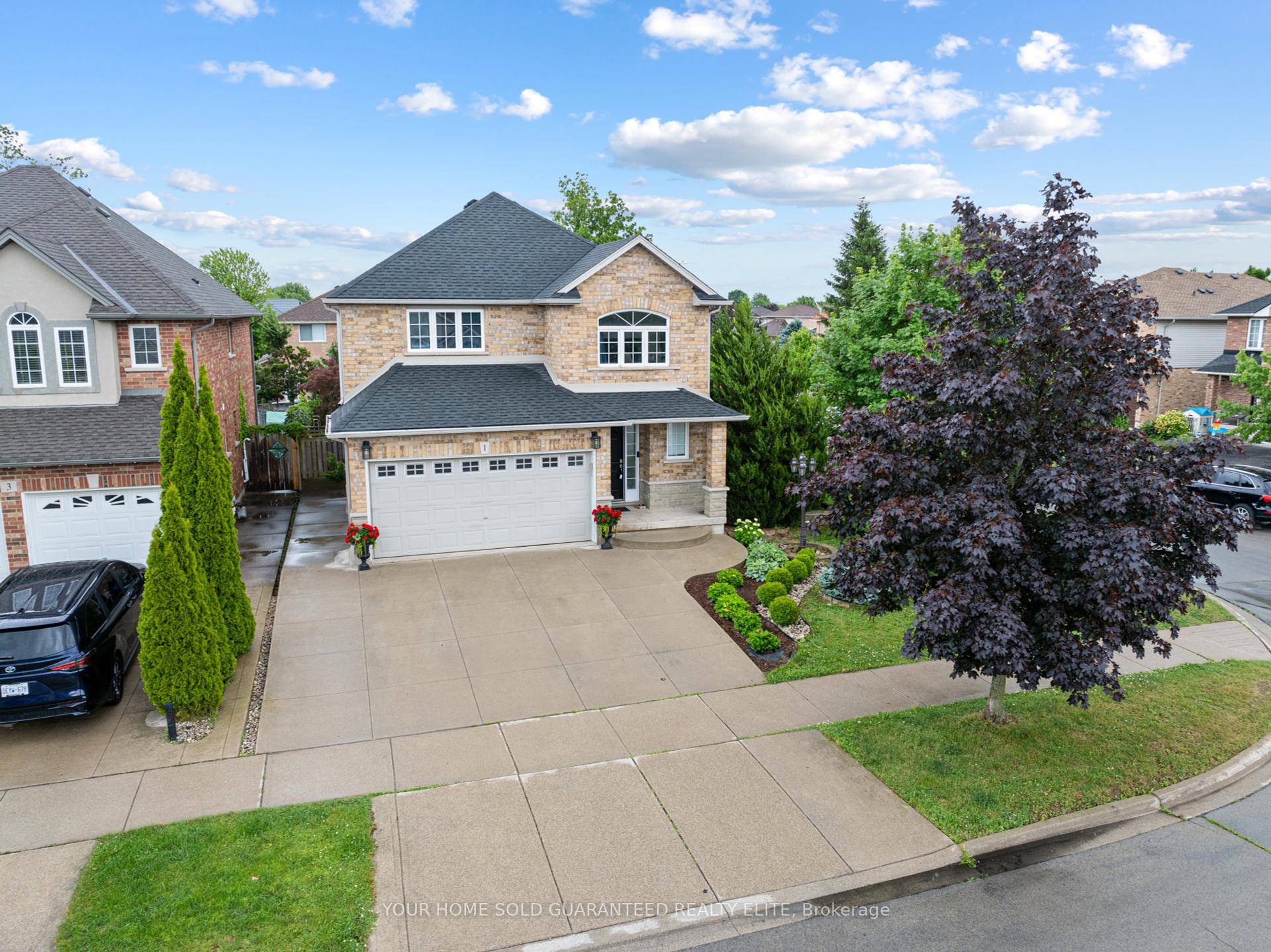 STYLISH FAMILY RETREAT IN A PRIME STONEY CREEK MOUNTAIN LOCATIONDiscover the perfect blend of comfort, space, and convenience in this beautifully maintained 2 storey brick home nestled on a prominent ...