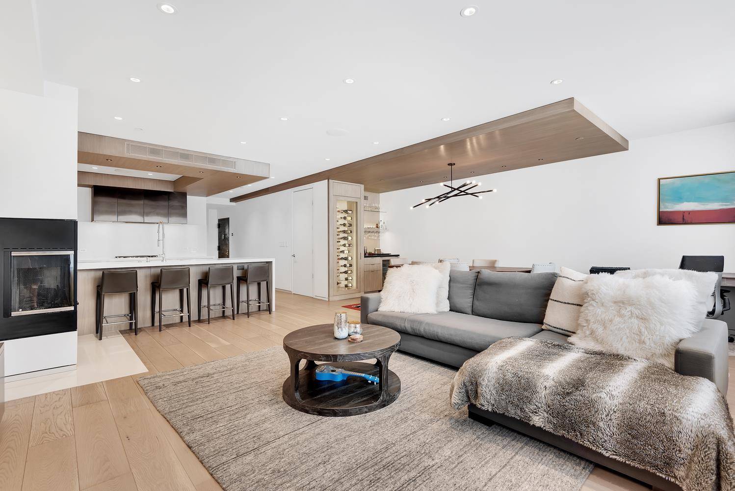 Welcome to this stunning, turn key, south facing full floor condo !