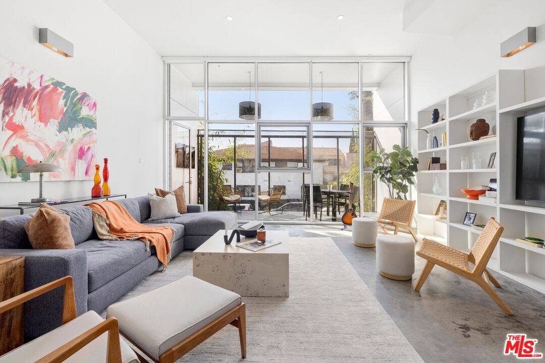 803   Wilcox Ave 1BR Hancock Park La