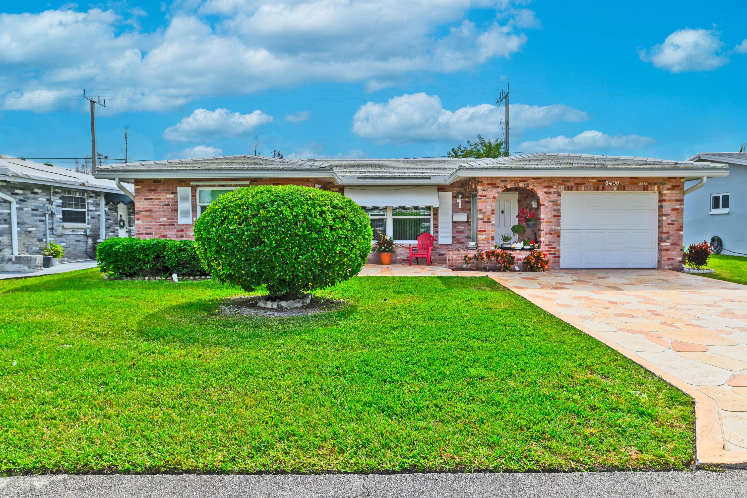 Beautiful home in a 55 community close to many stores and supermarkets and medical clinics.