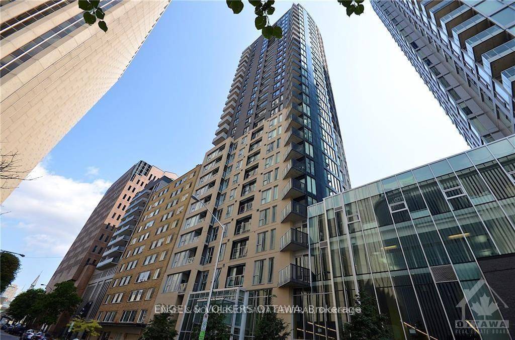 This bright and stylish 1 bedroom den condo offers the ultimate urban lifestylejust steps from Parliament Hill, the ByWard Market, Rideau Canal, National Gallery, top rated restaurants, clubs, and shopping.