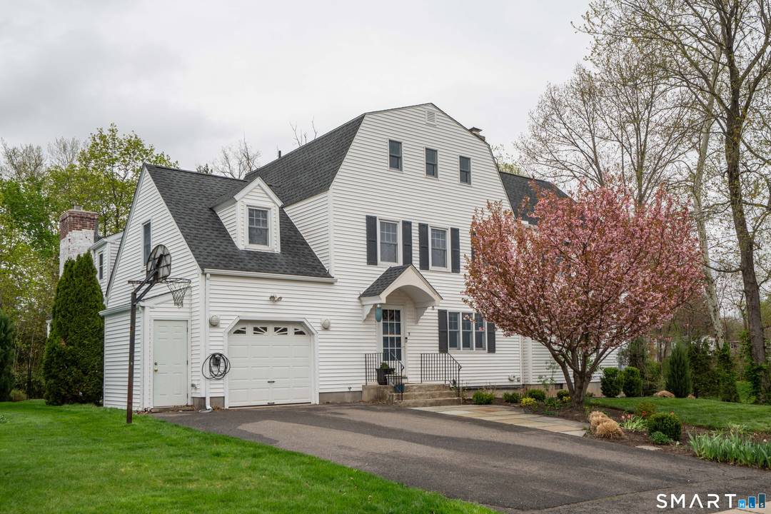 Set on the end of desirable Linbrook Road in the highly sought after Bugbee Elementary School district and Horseshoe neighborhood, this impressive 4, 139 sq ft colonial offers a rare ...