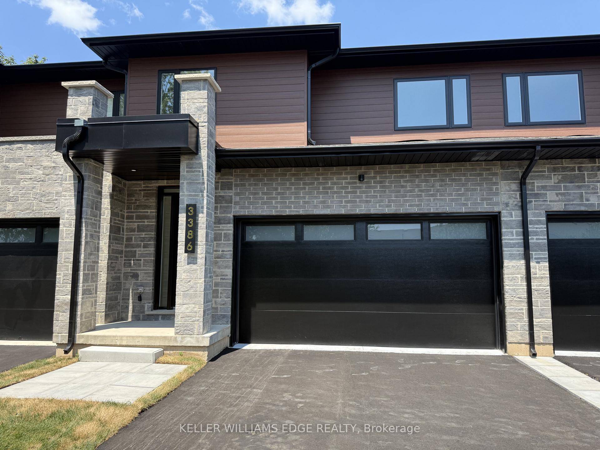 Brand new executive town home never lived in !