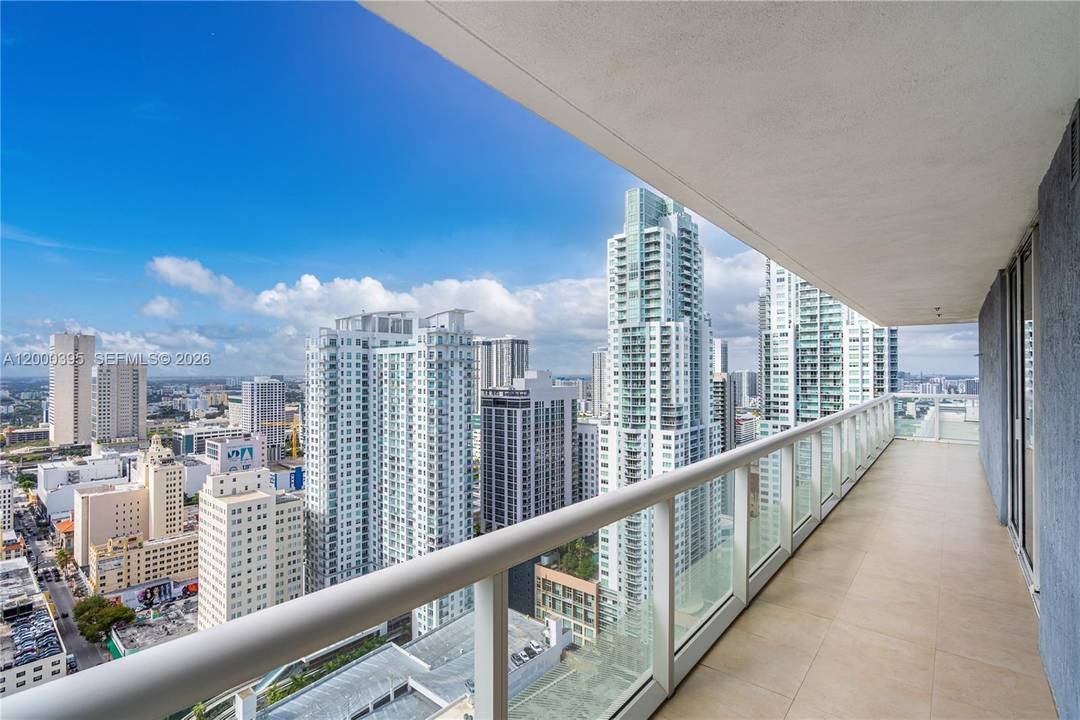 Experience refined Downtown Miami living in this sophisticated high floor corner residence at the iconic 50 Biscayne.