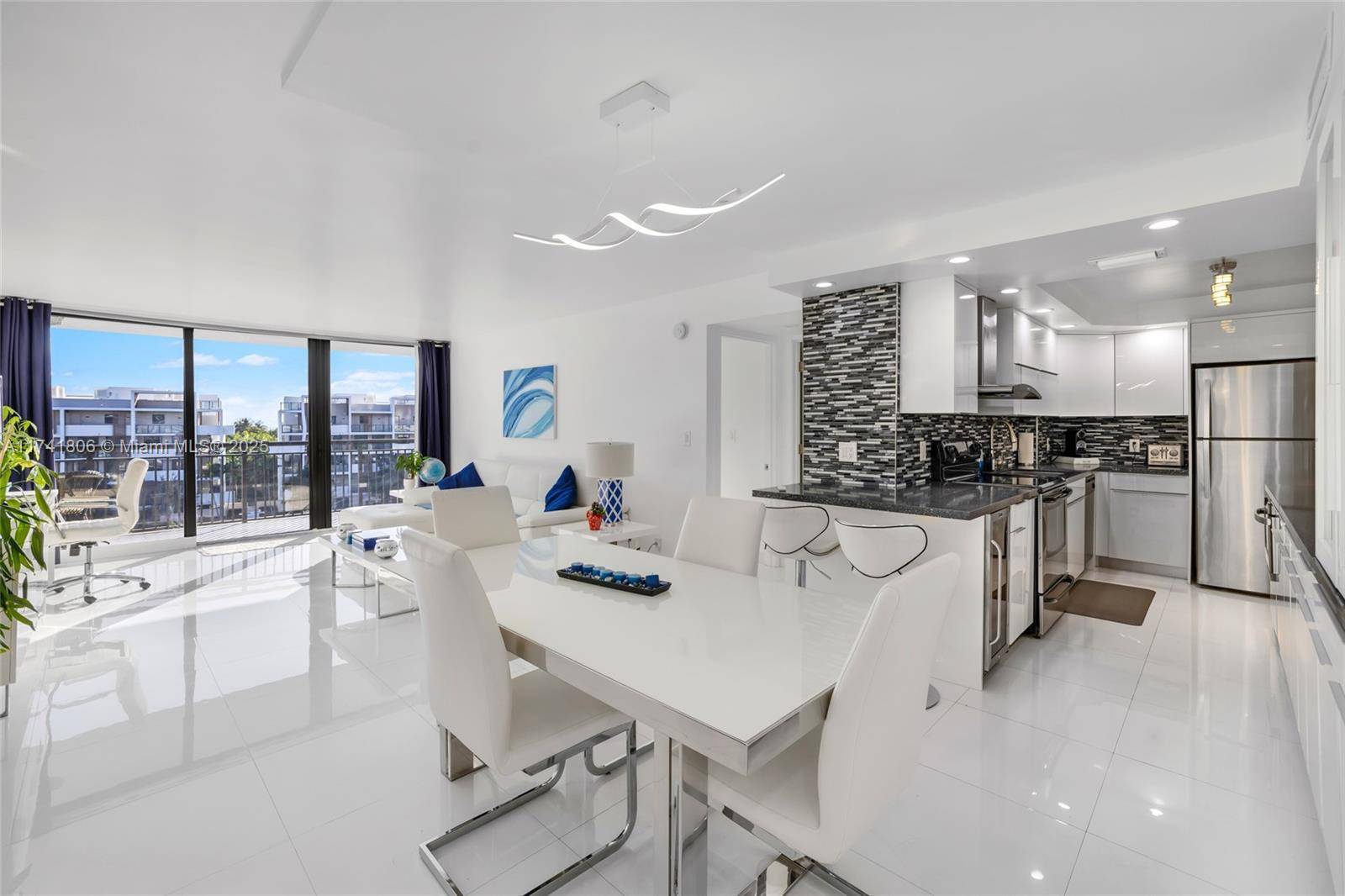 A TRULY MUST SEE ! IDEAL LOCATION, WALKING DISTANCE TO RESTAURANTS, SHOPS AND THE BEACH !