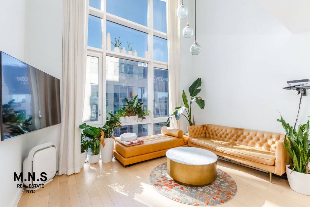 Double Height, 1 Bed 1. 5 Bath Loft at the EDGEUnit 8L is located in the North tower of Williamsburg s heavily sought after full service luxury building, The EDGE.