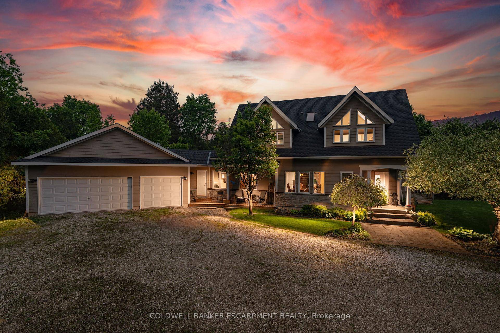 Nestled in the tranquil countryside of Campbellville, this custom built Viceroy Home sits on an expansive 36.