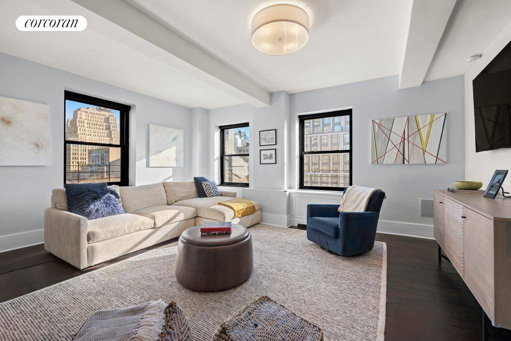 315 West 23rd St 8E CHELSEA SUN FILLED LOFT LIKE 2 BEDROOM STUNNER Welcome to 315 West 23rd St, 8E, a stunning, loft like 2bedroom, 2 bath pre war co ...