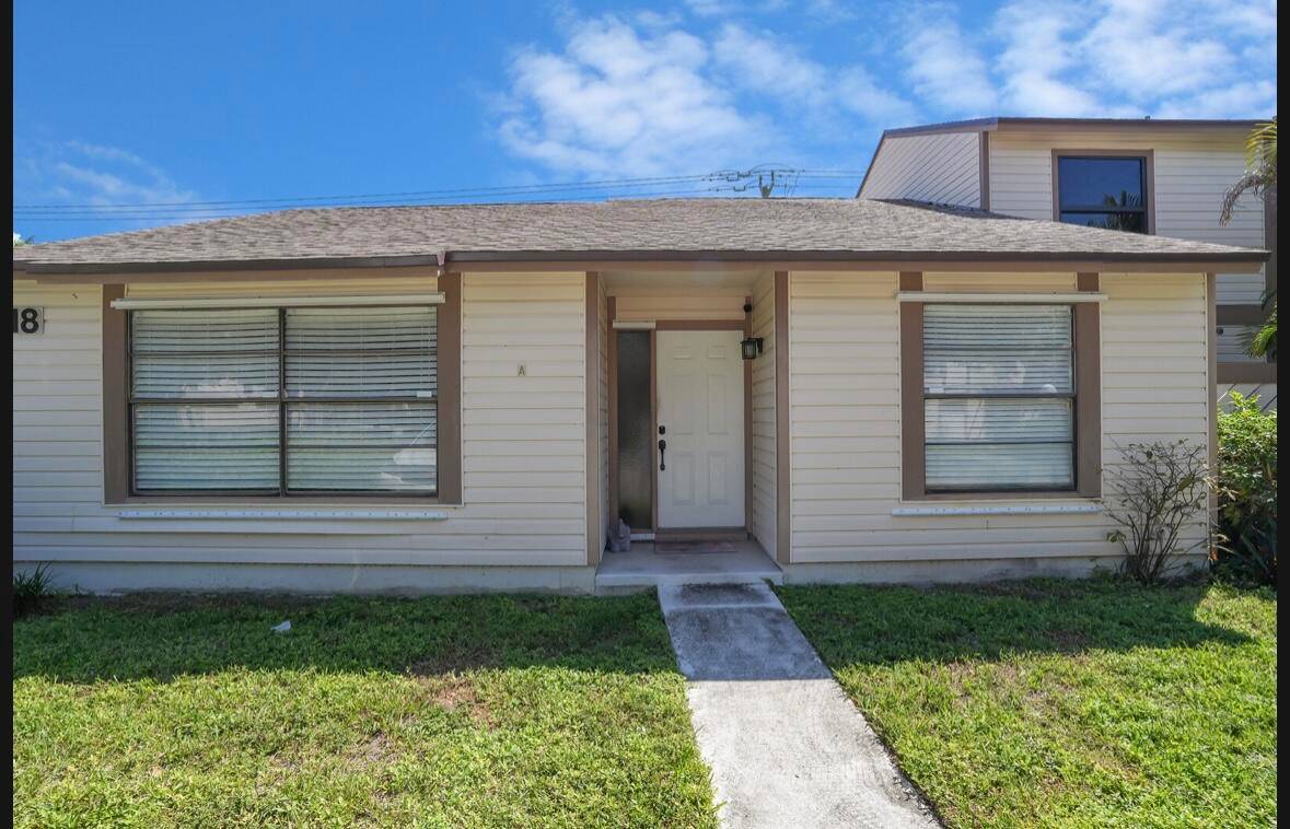 Charming 2 Bedroom Townhome in the Heart of Jupiter !
