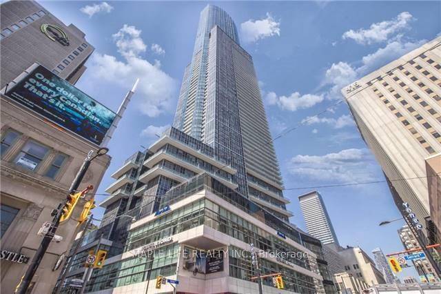Executive Suite On The 71st Floor Located In The Heart Of Toronto W Panoramic Views Of The Entire City amp ; Lake !
